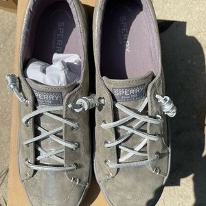 Sperry Crest Vibe shimmer sneakers with memory foam insole. Women’s size 9